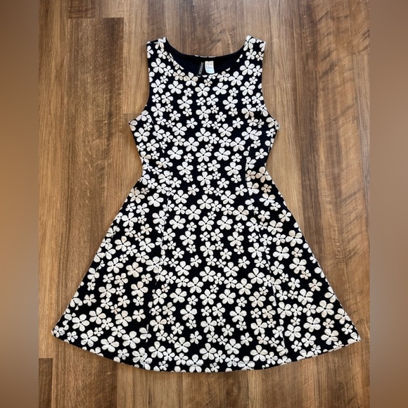 Divided Dresses & Skirts - H&M Divided Floral Navy and White Mini Dress, Size 10